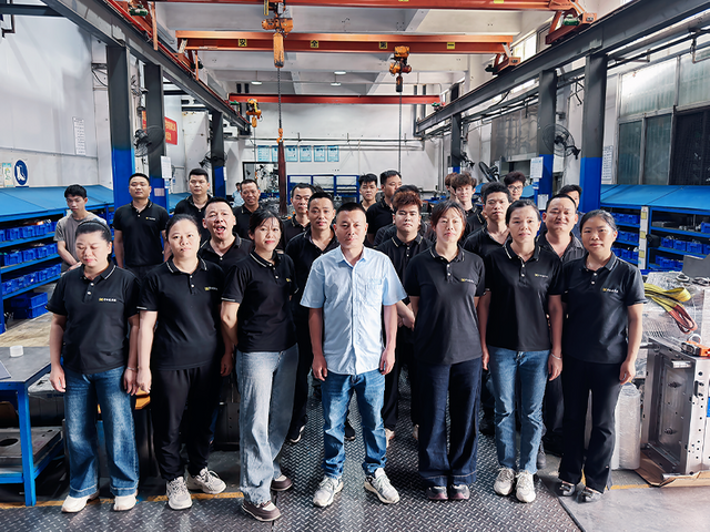Equipe de fabrica&ccedil;&atilde;o de moldes